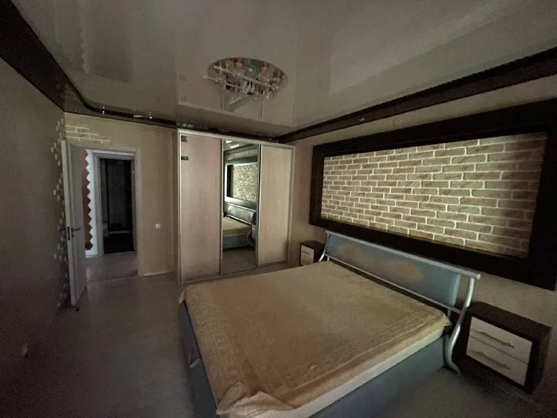 продам эксклюзивную  трёхкомнатную квартиру ! 🌇макеевка, ханженково, центр📍 ✅общая площадь 56 кв. м ✅2 этаж 2 этажного дома, не угловая, новая крыша, имеется тех. этаж. ❗️квартира после капитального ремонта. ✅стены выровнены, утеплены. ✅по всей квартире теплый пол. ✅пластиковые окна, новая проводка, накопительный бак на тонну, нагревательный бак. 👍имеется сарай. развитая инфраструктура : детские сады, школа, стоматология, рынок, магазины, остановка общественного транспорта. 📑документы готовы, прописанных нет ! 💰цена 4 550 000 ₽ торг ☎️+79493418412 лилия ан терем подписаться  |  дать объявление - фотография - 2