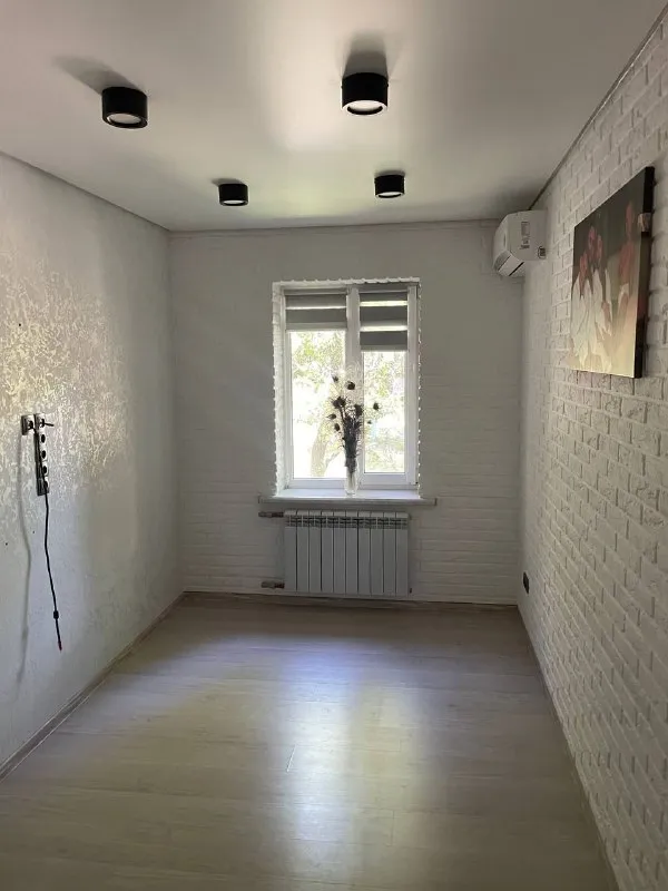 продам эксклюзивную  трёхкомнатную квартиру ! 🌇макеевка, ханженково, центр📍 ✅общая площадь 56 кв. м ✅2 этаж 2 этажного дома, не угловая, новая крыша, имеется тех. этаж. ❗️квартира после капитального ремонта. ✅стены выровнены, утеплены. ✅по всей квартире теплый пол. ✅пластиковые окна, новая проводка, накопительный бак на тонну, нагревательный бак. 👍имеется сарай. развитая инфраструктура : детские сады, школа, стоматология, рынок, магазины, остановка общественного транспорта. 📑документы готовы, прописанных нет ! 💰цена 4 550 000 ₽ торг ☎️+79493418412 лилия ан терем подписаться  |  дать объявление - фотография - 3