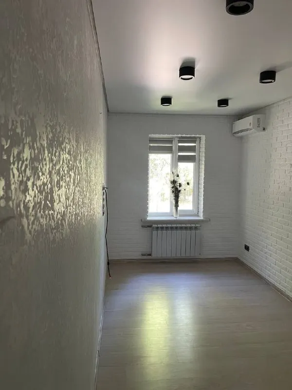 продам эксклюзивную  трёхкомнатную квартиру ! 🌇макеевка, ханженково, центр📍 ✅общая площадь 56 кв. м ✅2 этаж 2 этажного дома, не угловая, новая крыша, имеется тех. этаж. ❗️квартира после капитального ремонта. ✅стены выровнены, утеплены. ✅по всей квартире теплый пол. ✅пластиковые окна, новая проводка, накопительный бак на тонну, нагревательный бак. 👍имеется сарай. развитая инфраструктура : детские сады, школа, стоматология, рынок, магазины, остановка общественного транспорта. 📑документы готовы, прописанных нет ! 💰цена 4 550 000 ₽ торг ☎️+79493418412 лилия ан терем подписаться  |  дать объявление - фотография - 4