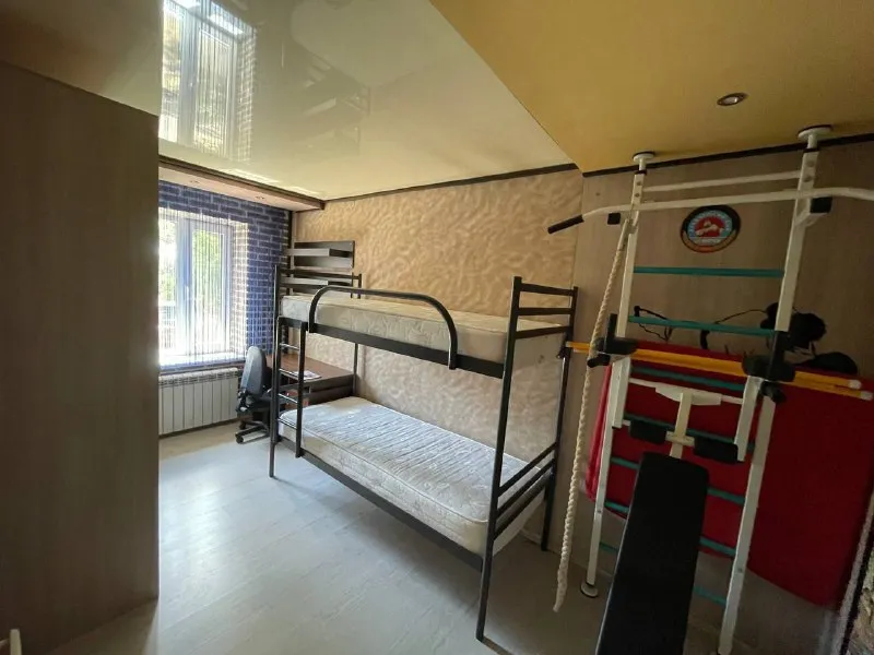 продам эксклюзивную  трёхкомнатную квартиру ! 🌇макеевка, ханженково, центр📍 ✅общая площадь 56 кв. м ✅2 этаж 2 этажного дома, не угловая, новая крыша, имеется тех. этаж. ❗️квартира после капитального ремонта. ✅стены выровнены, утеплены. ✅по всей квартире теплый пол. ✅пластиковые окна, новая проводка, накопительный бак на тонну, нагревательный бак. 👍имеется сарай. развитая инфраструктура : детские сады, школа, стоматология, рынок, магазины, остановка общественного транспорта. 📑документы готовы, прописанных нет ! 💰цена 4 550 000 ₽ торг ☎️+79493418412 лилия ан терем подписаться  |  дать объявление - фотография - 5