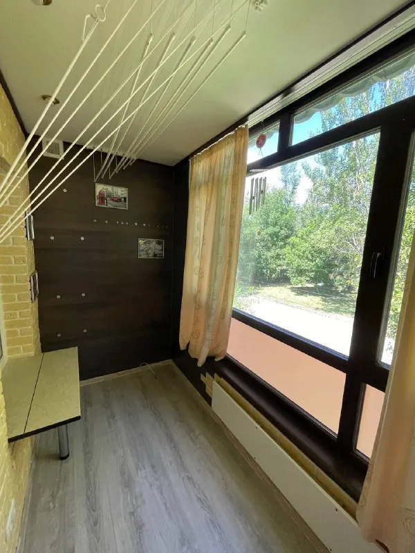 продам эксклюзивную  трёхкомнатную квартиру ! 🌇макеевка, ханженково, центр📍 ✅общая площадь 56 кв. м ✅2 этаж 2 этажного дома, не угловая, новая крыша, имеется тех. этаж. ❗️квартира после капитального ремонта. ✅стены выровнены, утеплены. ✅по всей квартире теплый пол. ✅пластиковые окна, новая проводка, накопительный бак на тонну, нагревательный бак. 👍имеется сарай. развитая инфраструктура : детские сады, школа, стоматология, рынок, магазины, остановка общественного транспорта. 📑документы готовы, прописанных нет ! 💰цена 4 550 000 ₽ торг ☎️+79493418412 лилия ан терем подписаться  |  дать объявление - фотография - 7