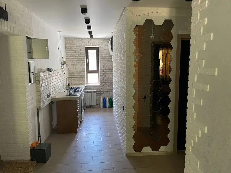 продам эксклюзивную  трёхкомнатную квартиру ! 🌇макеевка, ханженково, центр📍 ✅общая площадь 56 кв. м ✅2 этаж 2 этажного дома, не угловая, новая крыша, имеется тех. этаж. ❗️квартира после капитального ремонта. ✅стены выровнены, утеплены. ✅по всей квартире теплый пол. ✅пластиковые окна, новая проводка, накопительный бак на тонну, нагревательный бак. 👍имеется сарай. развитая инфраструктура : детские сады, школа, стоматология, рынок, магазины, остановка общественного транспорта. 📑документы готовы, прописанных нет ! 💰цена 4 550 000 ₽ торг ☎️+79493418412 лилия ан терем подписаться  |  дать объявление - фотография - 8