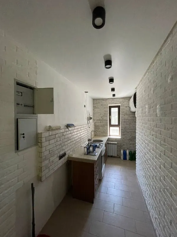 продам эксклюзивную  трёхкомнатную квартиру ! 🌇макеевка, ханженково, центр📍 ✅общая площадь 56 кв. м ✅2 этаж 2 этажного дома, не угловая, новая крыша, имеется тех. этаж. ❗️квартира после капитального ремонта. ✅стены выровнены, утеплены. ✅по всей квартире теплый пол. ✅пластиковые окна, новая проводка, накопительный бак на тонну, нагревательный бак. 👍имеется сарай. развитая инфраструктура : детские сады, школа, стоматология, рынок, магазины, остановка общественного транспорта. 📑документы готовы, прописанных нет ! 💰цена 4 550 000 ₽ торг ☎️+79493418412 лилия ан терем подписаться  |  дать объявление - фотография - 9