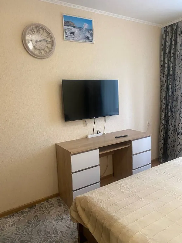 посуточно 1 комнатная квартира 🌇донецк, ул. куйбышева 216 рядом с жд вокзалом, жд рынком, рядом «галактика» республиканский магазин📍 ✅дом 2/16 этажей 👍есть все для комфортного проживания: кухонная плита, микроволновая печь, холодильник, чайник, wi-fi, кондиционер, телевизор, бойлер, ванная комната/туалет раздельные, 2-х местная спальная кровать, стиральная машинка, утюг, фен для волос. вода 24/7 установлена накопительная система на 500 л. транспорт в шаговой доступности 🚬курение разрешено строго на кухне ❌жилье не сдается для шумных вечеринок 📑паспорт рф обязательно ❗️при заезде берется залог 2000₽ при выезде-  возвращается ⏰заезд с 14:00 выезд до 12:00 💰стоимость 5000₽/сутки 📲☎️+7 (949) 4350069 ; 📲☎️+7 (916) 756-63-42 подписаться  |  дать объявление - фотография - 3