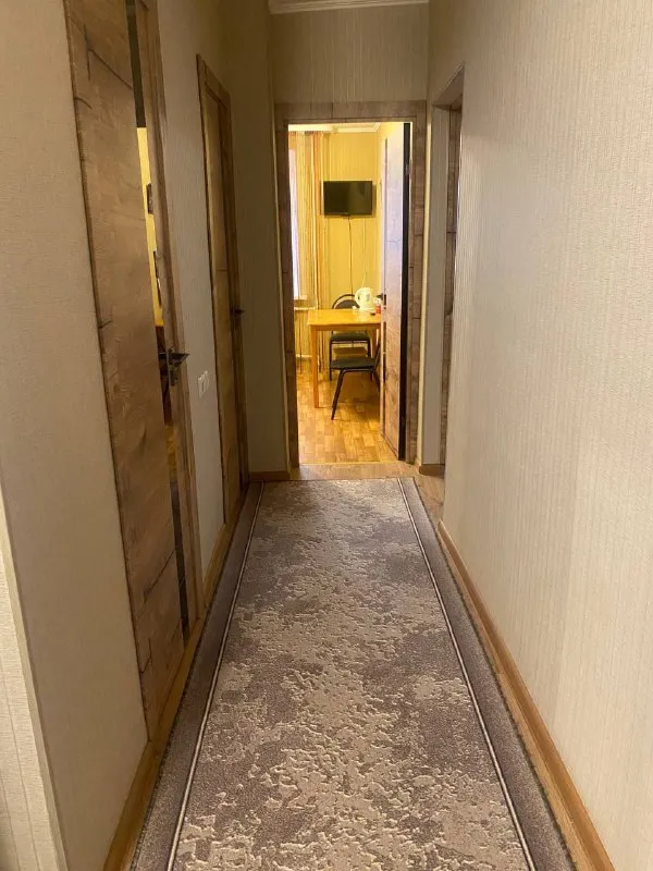 посуточно 1 комнатная квартира 🌇донецк, ул. куйбышева 216 рядом с жд вокзалом, жд рынком, рядом «галактика» республиканский магазин📍 ✅дом 2/16 этажей 👍есть все для комфортного проживания: кухонная плита, микроволновая печь, холодильник, чайник, wi-fi, кондиционер, телевизор, бойлер, ванная комната/туалет раздельные, 2-х местная спальная кровать, стиральная машинка, утюг, фен для волос. вода 24/7 установлена накопительная система на 500 л. транспорт в шаговой доступности 🚬курение разрешено строго на кухне ❌жилье не сдается для шумных вечеринок 📑паспорт рф обязательно ❗️при заезде берется залог 2000₽ при выезде-  возвращается ⏰заезд с 14:00 выезд до 12:00 💰стоимость 5000₽/сутки 📲☎️+7 (949) 4350069 ; 📲☎️+7 (916) 756-63-42 подписаться  |  дать объявление - фотография - 4