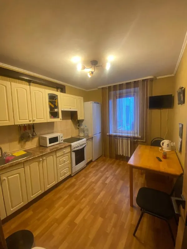 посуточно 1 комнатная квартира 🌇донецк, ул. куйбышева 216 рядом с жд вокзалом, жд рынком, рядом «галактика» республиканский магазин📍 ✅дом 2/16 этажей 👍есть все для комфортного проживания: кухонная плита, микроволновая печь, холодильник, чайник, wi-fi, кондиционер, телевизор, бойлер, ванная комната/туалет раздельные, 2-х местная спальная кровать, стиральная машинка, утюг, фен для волос. вода 24/7 установлена накопительная система на 500 л. транспорт в шаговой доступности 🚬курение разрешено строго на кухне ❌жилье не сдается для шумных вечеринок 📑паспорт рф обязательно ❗️при заезде берется залог 2000₽ при выезде-  возвращается ⏰заезд с 14:00 выезд до 12:00 💰стоимость 5000₽/сутки 📲☎️+7 (949) 4350069 ; 📲☎️+7 (916) 756-63-42 подписаться  |  дать объявление - фотография - 5