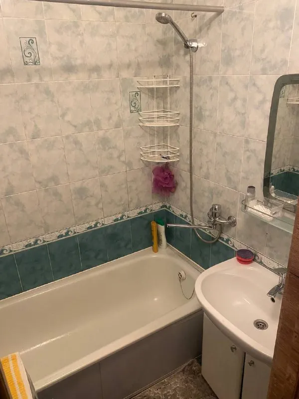 посуточно 1 комнатная квартира 🌇донецк, ул. куйбышева 216 рядом с жд вокзалом, жд рынком, рядом «галактика» республиканский магазин📍 ✅дом 2/16 этажей 👍есть все для комфортного проживания: кухонная плита, микроволновая печь, холодильник, чайник, wi-fi, кондиционер, телевизор, бойлер, ванная комната/туалет раздельные, 2-х местная спальная кровать, стиральная машинка, утюг, фен для волос. вода 24/7 установлена накопительная система на 500 л. транспорт в шаговой доступности 🚬курение разрешено строго на кухне ❌жилье не сдается для шумных вечеринок 📑паспорт рф обязательно ❗️при заезде берется залог 2000₽ при выезде-  возвращается ⏰заезд с 14:00 выезд до 12:00 💰стоимость 5000₽/сутки 📲☎️+7 (949) 4350069 ; 📲☎️+7 (916) 756-63-42 подписаться  |  дать объявление - фотография - 6