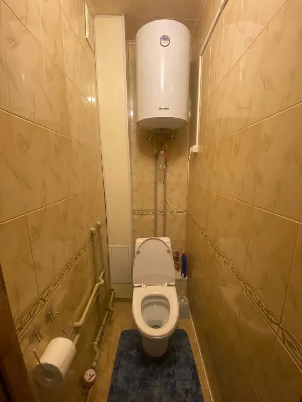 посуточно 1 комнатная квартира 🌇донецк, ул. куйбышева 216 рядом с жд вокзалом, жд рынком, рядом «галактика» республиканский магазин📍 ✅дом 2/16 этажей 👍есть все для комфортного проживания: кухонная плита, микроволновая печь, холодильник, чайник, wi-fi, кондиционер, телевизор, бойлер, ванная комната/туалет раздельные, 2-х местная спальная кровать, стиральная машинка, утюг, фен для волос. вода 24/7 установлена накопительная система на 500 л. транспорт в шаговой доступности 🚬курение разрешено строго на кухне ❌жилье не сдается для шумных вечеринок 📑паспорт рф обязательно ❗️при заезде берется залог 2000₽ при выезде-  возвращается ⏰заезд с 14:00 выезд до 12:00 💰стоимость 5000₽/сутки 📲☎️+7 (949) 4350069 ; 📲☎️+7 (916) 756-63-42 подписаться  |  дать объявление - фотография - 8