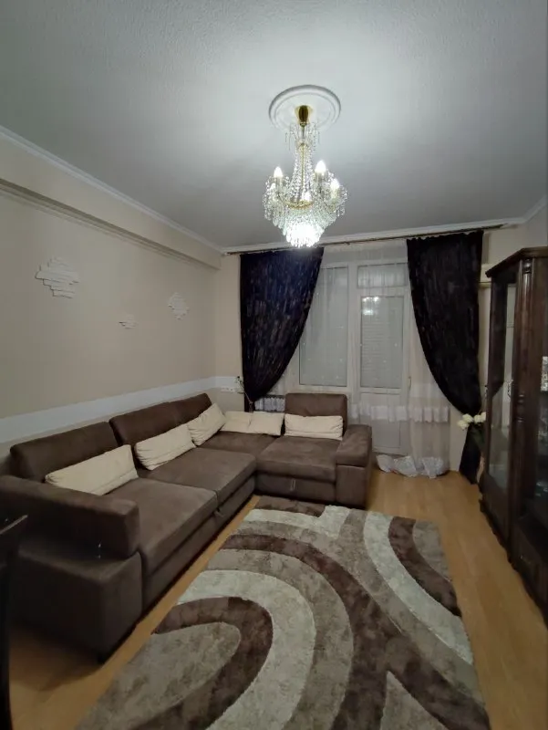 продам трехкомнатную квартиру 🌇донецк, ворошиловский район бульвар пушкина 📍 ✅площадь 73  м2 ✅этаж 4/5 💰стоимость 10.5 млн. рублей ✅высота потолков составляет внушительные 3 метра, благодаря чему пространство кажется еще больше и свободнее. ✅квартира выполнена в классическом стиле с добротным ремонтом, который сочетает в себе элегантность и качество. ✅здесь вы найдете все необходимое для комфортного проживания: просторные комнаты, удобную планировку, качественные материалы отделки. 👍это идеальный вариант для тех, кто ценит уют, комфорт и престиж. не упустите свой шанс приобрести эту замечательную квартиру! звоните прямо сейчас и записывайтесь на просмотр. 📲☎️+79493483448 подписаться | дать объявление - фотография - 3