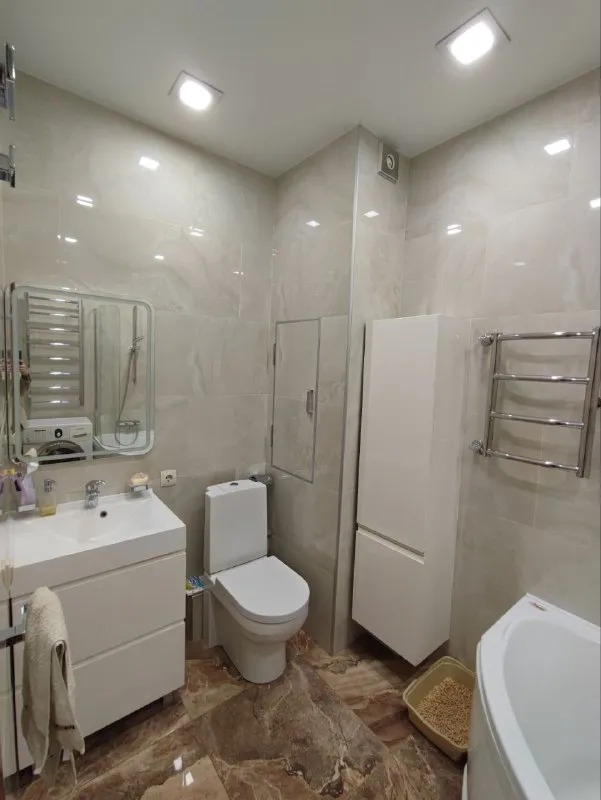 продам трехкомнатную квартиру 🌇донецк, ворошиловский район бульвар пушкина 📍 ✅площадь 73  м2 ✅этаж 4/5 💰стоимость 10.5 млн. рублей ✅высота потолков составляет внушительные 3 метра, благодаря чему пространство кажется еще больше и свободнее. ✅квартира выполнена в классическом стиле с добротным ремонтом, который сочетает в себе элегантность и качество. ✅здесь вы найдете все необходимое для комфортного проживания: просторные комнаты, удобную планировку, качественные материалы отделки. 👍это идеальный вариант для тех, кто ценит уют, комфорт и престиж. не упустите свой шанс приобрести эту замечательную квартиру! звоните прямо сейчас и записывайтесь на просмотр. 📲☎️+79493483448 подписаться | дать объявление - фотография - 9