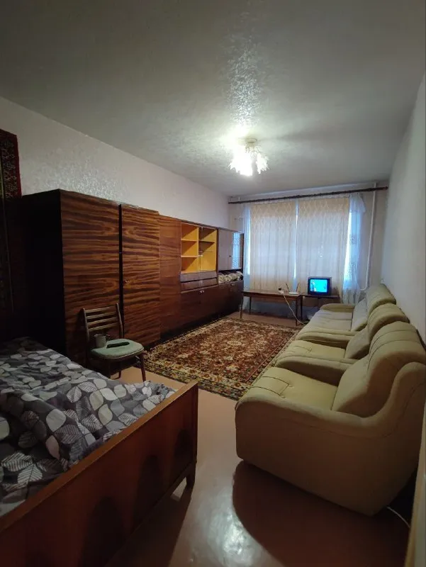 продам однокомнатную квартиру 🌇донецк, ленинский район. мкрн голубой, ориентир «манна»📍 ✅1к квартира 40м2 ✅этаж 8/9 💰цена 3 млн. рублей ✅спокойный район: эта квартира станет идеальным местом для тех, кто ценит тишину. ✅ удобное расположение позволяет быстро добраться до всех необходимых объектов городской инфраструктуры. ❗️ спецпроект: дом построен по индивидуальному проекту, что обеспечивает высокие стандарты качества и комфорта проживания. 📲☎️+79493483448 подписаться | дать объявление - фотография - 2