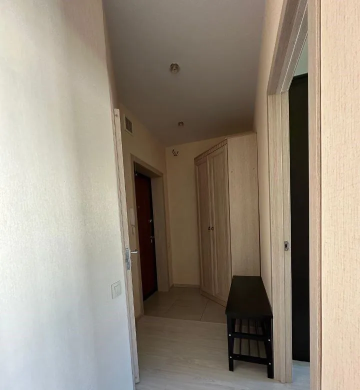 сдам двухкомнатную квартиру 🌇в донецке, киевский район. 📍 ✅с современным ремонтом  есть балкон во двор ✅двор очень тихий и много зелени, третий этаж, во дворе и около дома есть парковка. ✅в квартире есть все необходимое для комфортного проживания :wi-fi, кондиционер, вентилятор, микроволновка, стиральная машина, фен, утюг, посуда, кровать двуспальная, диван раздвижной на двух человек 💰цена 30 000 ₽ + залог 📲☎️+79494858400 агентство 📲☎️+380714858400 недвижимости подписаться | дать объявление - фотография - 2