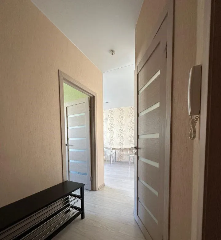 сдам двухкомнатную квартиру 🌇в донецке, киевский район. 📍 ✅с современным ремонтом  есть балкон во двор ✅двор очень тихий и много зелени, третий этаж, во дворе и около дома есть парковка. ✅в квартире есть все необходимое для комфортного проживания :wi-fi, кондиционер, вентилятор, микроволновка, стиральная машина, фен, утюг, посуда, кровать двуспальная, диван раздвижной на двух человек 💰цена 30 000 ₽ + залог 📲☎️+79494858400 агентство 📲☎️+380714858400 недвижимости подписаться | дать объявление - фотография - 3