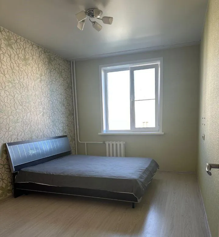 сдам двухкомнатную квартиру 🌇в донецке, киевский район. 📍 ✅с современным ремонтом  есть балкон во двор ✅двор очень тихий и много зелени, третий этаж, во дворе и около дома есть парковка. ✅в квартире есть все необходимое для комфортного проживания :wi-fi, кондиционер, вентилятор, микроволновка, стиральная машина, фен, утюг, посуда, кровать двуспальная, диван раздвижной на двух человек 💰цена 30 000 ₽ + залог 📲☎️+79494858400 агентство 📲☎️+380714858400 недвижимости подписаться | дать объявление - фотография - 4