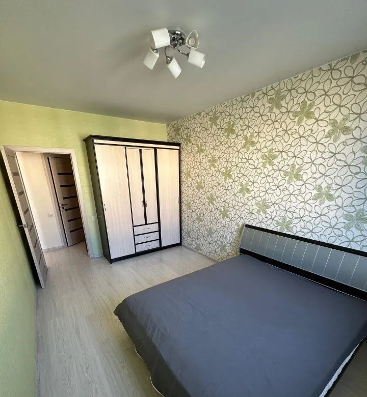 сдам двухкомнатную квартиру 🌇в донецке, киевский район. 📍 ✅с современным ремонтом  есть балкон во двор ✅двор очень тихий и много зелени, третий этаж, во дворе и около дома есть парковка. ✅в квартире есть все необходимое для комфортного проживания :wi-fi, кондиционер, вентилятор, микроволновка, стиральная машина, фен, утюг, посуда, кровать двуспальная, диван раздвижной на двух человек 💰цена 30 000 ₽ + залог 📲☎️+79494858400 агентство 📲☎️+380714858400 недвижимости подписаться | дать объявление - фотография - 5