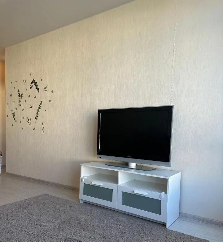 сдам двухкомнатную квартиру 🌇в донецке, киевский район. 📍 ✅с современным ремонтом  есть балкон во двор ✅двор очень тихий и много зелени, третий этаж, во дворе и около дома есть парковка. ✅в квартире есть все необходимое для комфортного проживания :wi-fi, кондиционер, вентилятор, микроволновка, стиральная машина, фен, утюг, посуда, кровать двуспальная, диван раздвижной на двух человек 💰цена 30 000 ₽ + залог 📲☎️+79494858400 агентство 📲☎️+380714858400 недвижимости подписаться | дать объявление - фотография - 6