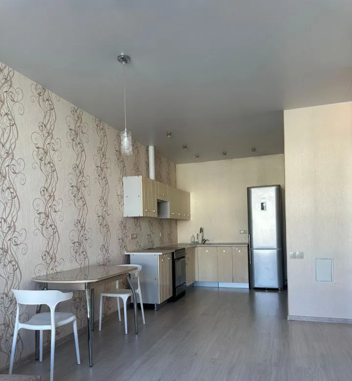 сдам двухкомнатную квартиру 🌇в донецке, киевский район. 📍 ✅с современным ремонтом  есть балкон во двор ✅двор очень тихий и много зелени, третий этаж, во дворе и около дома есть парковка. ✅в квартире есть все необходимое для комфортного проживания :wi-fi, кондиционер, вентилятор, микроволновка, стиральная машина, фен, утюг, посуда, кровать двуспальная, диван раздвижной на двух человек 💰цена 30 000 ₽ + залог 📲☎️+79494858400 агентство 📲☎️+380714858400 недвижимости подписаться | дать объявление - фотография - 7