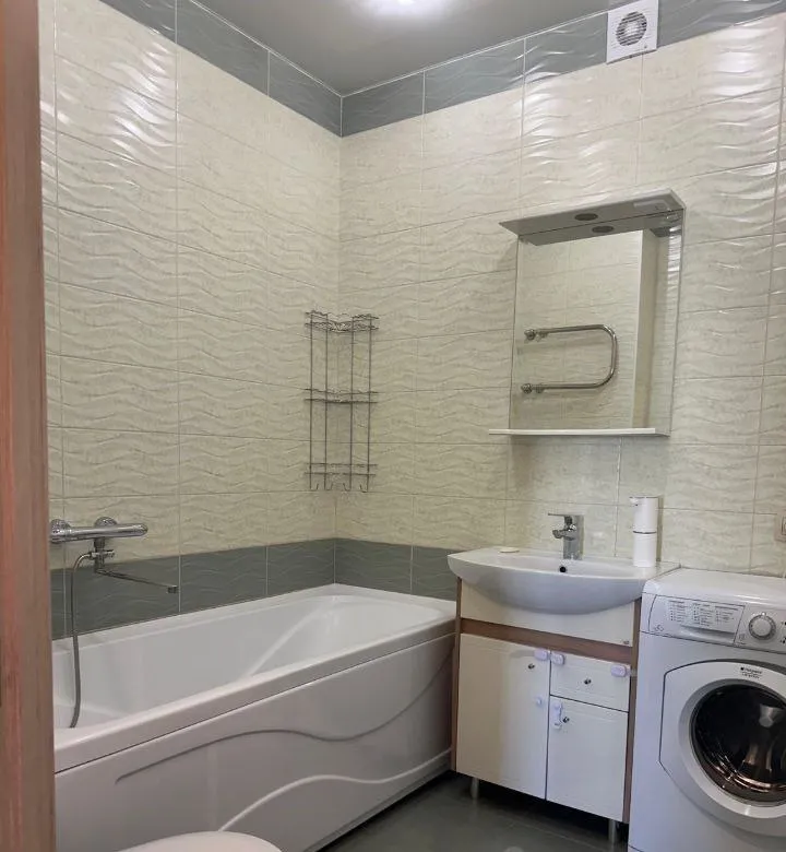 сдам двухкомнатную квартиру 🌇в донецке, киевский район. 📍 ✅с современным ремонтом  есть балкон во двор ✅двор очень тихий и много зелени, третий этаж, во дворе и около дома есть парковка. ✅в квартире есть все необходимое для комфортного проживания :wi-fi, кондиционер, вентилятор, микроволновка, стиральная машина, фен, утюг, посуда, кровать двуспальная, диван раздвижной на двух человек 💰цена 30 000 ₽ + залог 📲☎️+79494858400 агентство 📲☎️+380714858400 недвижимости подписаться | дать объявление - фотография - 8