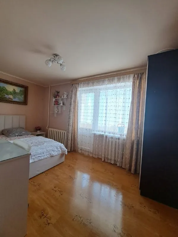 в аренде квартира находится по адресу г донецк, ул капитана ратникова, калининский район. этаж 6. с водой проблем нет. есть бойлер на 50л. в квартире вся необходимая техника и мебель, заезжай и живи. ежемесячно аренда 30000рублей. +79494858357 (катерина ан) - фотография - 2