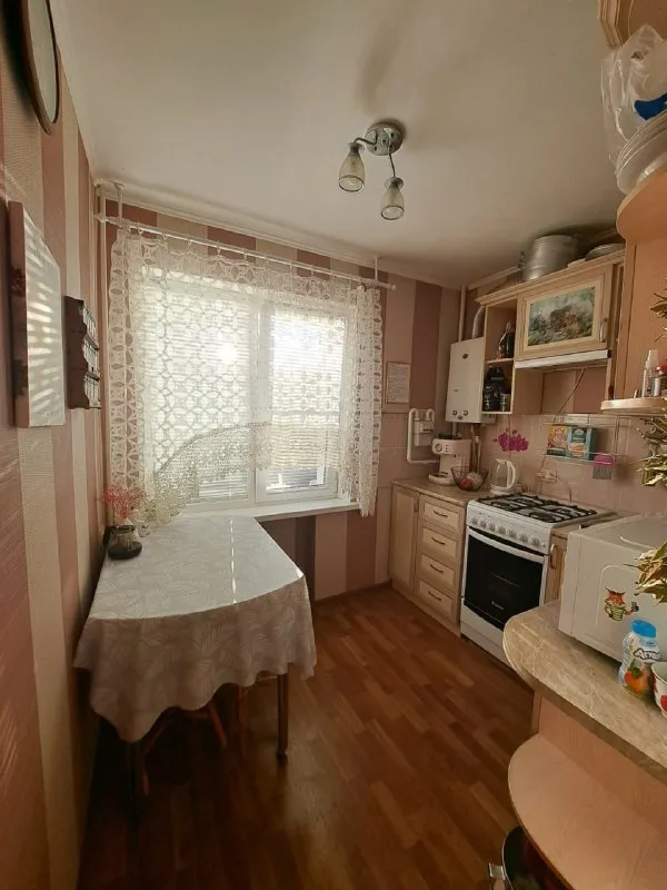 в аренде квартира находится по адресу г донецк, ул капитана ратникова, калининский район. этаж 6. с водой проблем нет. есть бойлер на 50л. в квартире вся необходимая техника и мебель, заезжай и живи. ежемесячно аренда 30000рублей. +79494858357 (катерина ан) - фотография - 4