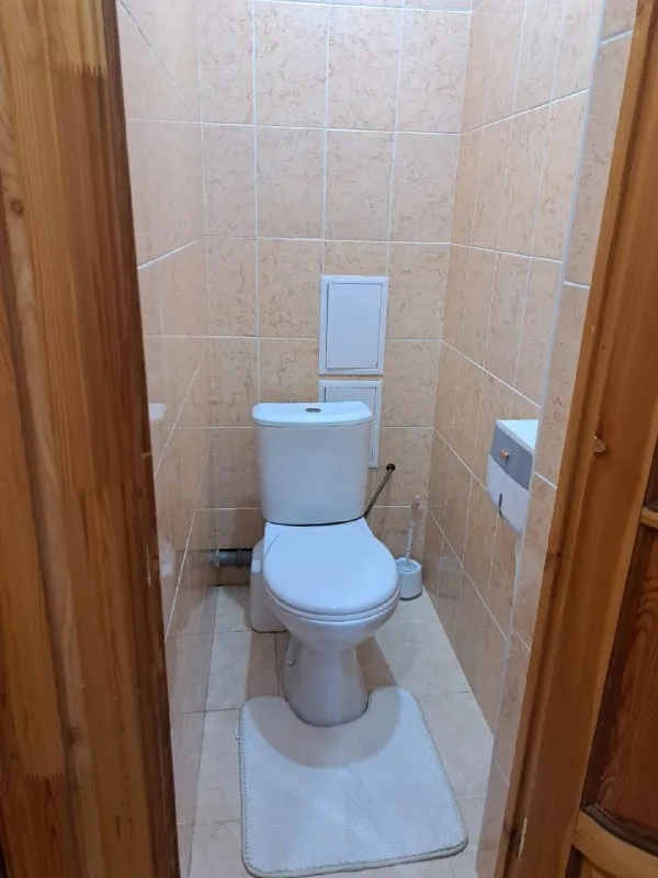 в аренде квартира находится по адресу г донецк, ул капитана ратникова, калининский район. этаж 6. с водой проблем нет. есть бойлер на 50л. в квартире вся необходимая техника и мебель, заезжай и живи. ежемесячно аренда 30000рублей. +79494858357 (катерина ан) - фотография - 6