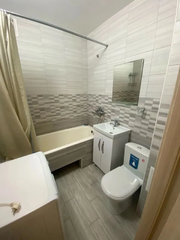 сдам однокомнатную квартиру 🌇донецк, ворошиловский район, бульвар пушкина, центр📍 ✅идеальное место для семейной пары или одного человека, ищущих комфорт и удобство в центре города. ✅квартира только что после ремонта и полностью меблирована и оборудована всей необходимой техникой. 💰стоимость 40 000 ₽ более подробно можно узнать по номеру телефона : 📲☎️+79495337991 📲☎️+79494408470 подписаться | дать объявление - фотография - 3