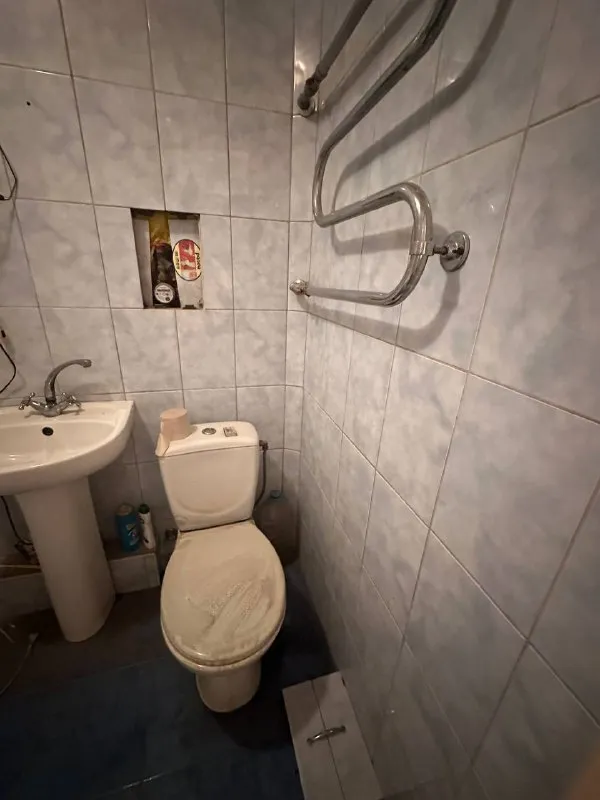 ‼️продажа! краснооктябрьская‼️ 1к квартира, краснооктябрьская, буденновский район квартира не угловая, очень теплая. средний этаж пятиэтажки. сделан ремонт, окна пластик. чистый и уютный двор, рядом супермаркет республиканский, магазины, транспортная остановка. документы готовы! никто не прописан собственник на сделке. цена 2,300,000р! +79493268382 виктория ан - фотография - 5