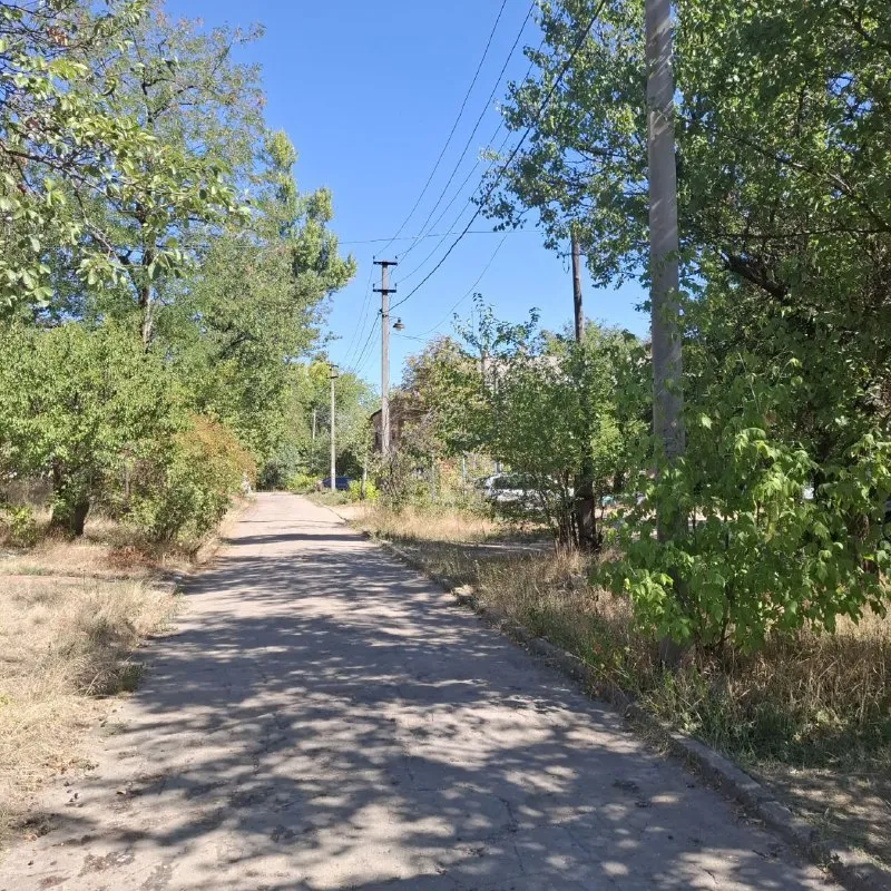 если вы хотите купить за небольшие деньги просторную двухкомнатную квартиру, то это предложения для вас❗️ 🌇квартира в городе макеевка, 22 линия, военкомат📍 ✅квартира сталинка, в тихом зелёном дворе со своим гаражом ✅с небольшим огородиком, своим тёплым сухим подвалом, ✅отличное месторасположение, рядом хороший рынок, супермаркеты, магазины. ✅квартира в хорошем  состоянии, чистая, ухоженная. ✅этаж 2/2. крыша после кап ремонта, ничего нигде не течёт. ✅окна везде поменяны. 💰стартовая цена 1,9 млн рублей (гараж отдельно). торг 📲☎️+79493172387 ан юрий подписаться | дать объявление - фотография - 2