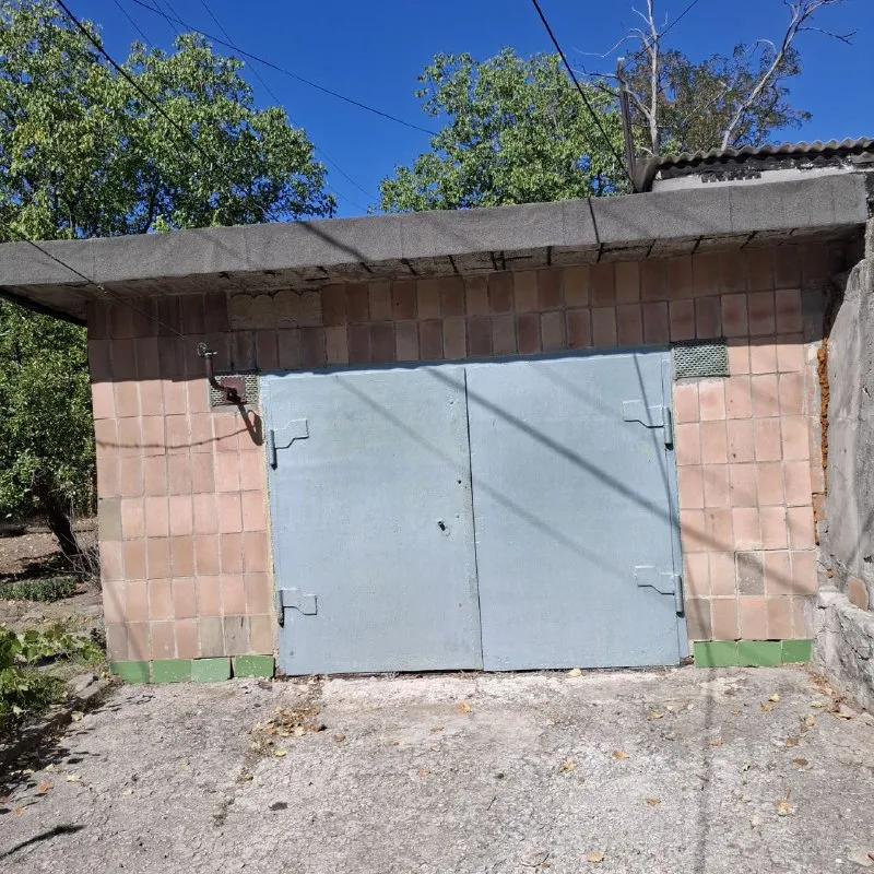 если вы хотите купить за небольшие деньги просторную двухкомнатную квартиру, то это предложения для вас❗️ 🌇квартира в городе макеевка, 22 линия, военкомат📍 ✅квартира сталинка, в тихом зелёном дворе со своим гаражом ✅с небольшим огородиком, своим тёплым сухим подвалом, ✅отличное месторасположение, рядом хороший рынок, супермаркеты, магазины. ✅квартира в хорошем  состоянии, чистая, ухоженная. ✅этаж 2/2. крыша после кап ремонта, ничего нигде не течёт. ✅окна везде поменяны. 💰стартовая цена 1,9 млн рублей (гараж отдельно). торг 📲☎️+79493172387 ан юрий подписаться | дать объявление - фотография - 3