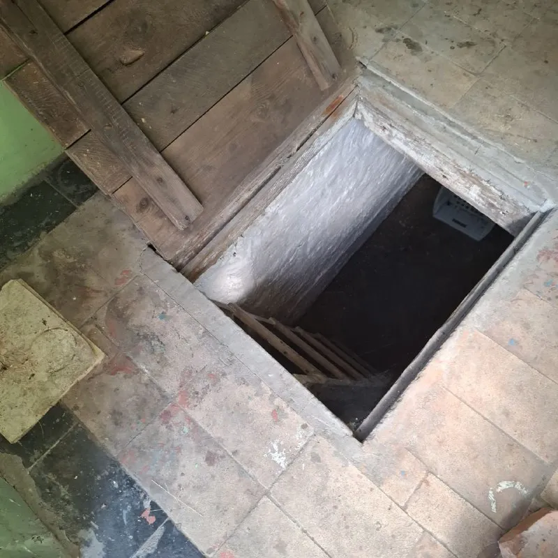 если вы хотите купить за небольшие деньги просторную двухкомнатную квартиру, то это предложения для вас❗️ 🌇квартира в городе макеевка, 22 линия, военкомат📍 ✅квартира сталинка, в тихом зелёном дворе со своим гаражом ✅с небольшим огородиком, своим тёплым сухим подвалом, ✅отличное месторасположение, рядом хороший рынок, супермаркеты, магазины. ✅квартира в хорошем  состоянии, чистая, ухоженная. ✅этаж 2/2. крыша после кап ремонта, ничего нигде не течёт. ✅окна везде поменяны. 💰стартовая цена 1,9 млн рублей (гараж отдельно). торг 📲☎️+79493172387 ан юрий подписаться | дать объявление - фотография - 5