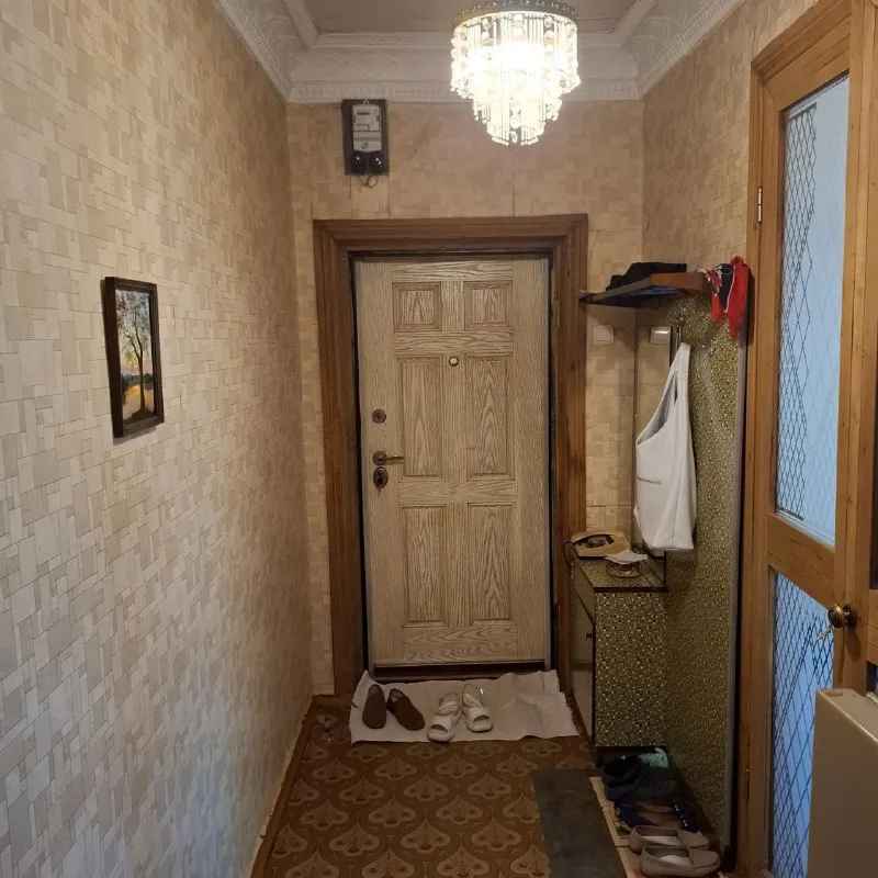 если вы хотите купить за небольшие деньги просторную двухкомнатную квартиру, то это предложения для вас❗️ 🌇квартира в городе макеевка, 22 линия, военкомат📍 ✅квартира сталинка, в тихом зелёном дворе со своим гаражом ✅с небольшим огородиком, своим тёплым сухим подвалом, ✅отличное месторасположение, рядом хороший рынок, супермаркеты, магазины. ✅квартира в хорошем  состоянии, чистая, ухоженная. ✅этаж 2/2. крыша после кап ремонта, ничего нигде не течёт. ✅окна везде поменяны. 💰стартовая цена 1,9 млн рублей (гараж отдельно). торг 📲☎️+79493172387 ан юрий подписаться | дать объявление - фотография - 6