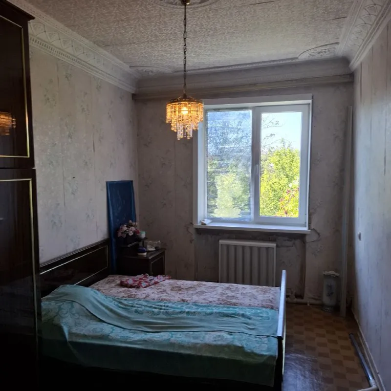 если вы хотите купить за небольшие деньги просторную двухкомнатную квартиру, то это предложения для вас❗️ 🌇квартира в городе макеевка, 22 линия, военкомат📍 ✅квартира сталинка, в тихом зелёном дворе со своим гаражом ✅с небольшим огородиком, своим тёплым сухим подвалом, ✅отличное месторасположение, рядом хороший рынок, супермаркеты, магазины. ✅квартира в хорошем  состоянии, чистая, ухоженная. ✅этаж 2/2. крыша после кап ремонта, ничего нигде не течёт. ✅окна везде поменяны. 💰стартовая цена 1,9 млн рублей (гараж отдельно). торг 📲☎️+79493172387 ан юрий подписаться | дать объявление - фотография - 8