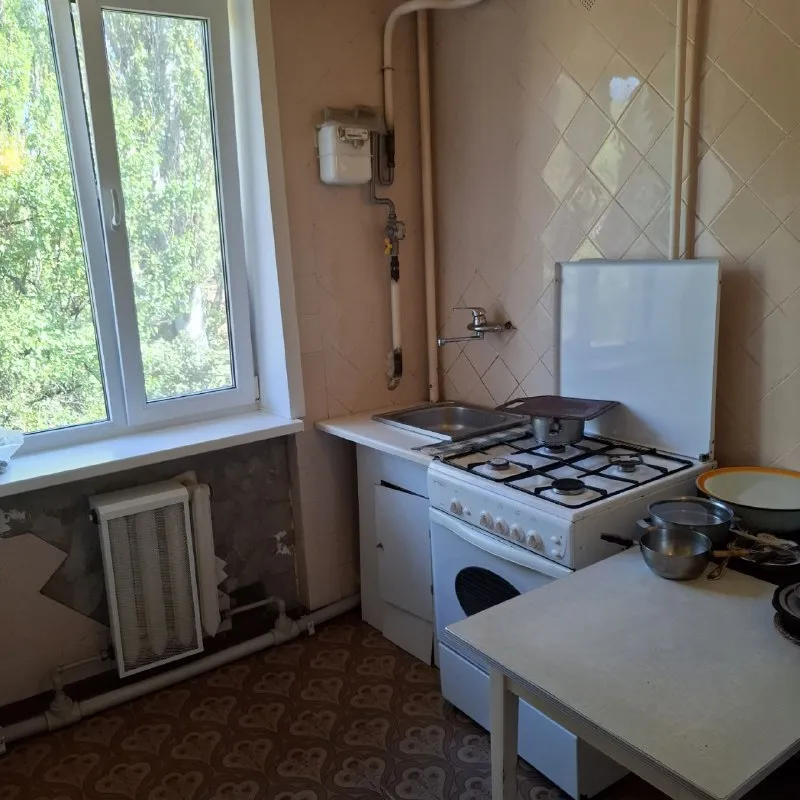 если вы хотите купить за небольшие деньги просторную двухкомнатную квартиру, то это предложения для вас❗️ 🌇квартира в городе макеевка, 22 линия, военкомат📍 ✅квартира сталинка, в тихом зелёном дворе со своим гаражом ✅с небольшим огородиком, своим тёплым сухим подвалом, ✅отличное месторасположение, рядом хороший рынок, супермаркеты, магазины. ✅квартира в хорошем  состоянии, чистая, ухоженная. ✅этаж 2/2. крыша после кап ремонта, ничего нигде не течёт. ✅окна везде поменяны. 💰стартовая цена 1,9 млн рублей (гараж отдельно). торг 📲☎️+79493172387 ан юрий подписаться | дать объявление - фотография - 9