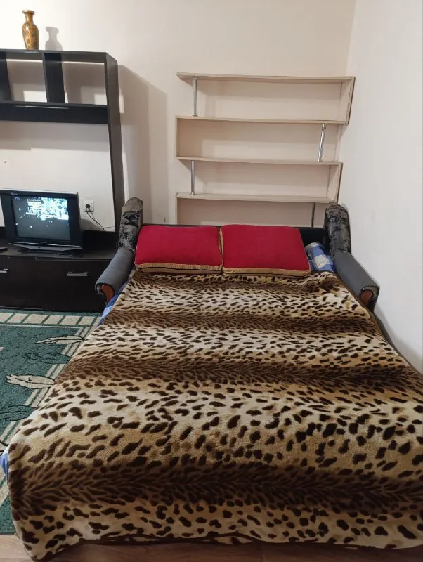 посуточно 1-ком. квартира 🌇донецк, ориентир донецк сити донбасс арена 📍 👍с мебелью и бытовой техникой ✅полностью укомплектована: 📺кабельное тв, холодильник, машинка автомат, духовой шкаф электрический чайник, микроволновая печь. 🛌 4 спальных места 💦вода всегда 🌎отличное месторасположение дома: рядом вся инфраструктура супермаркет банк остановки общественного транспорта 💰цена 3000 ₽ 📲☎️+79494307494 хозяйка подписаться | дать объявление - фотография - 2