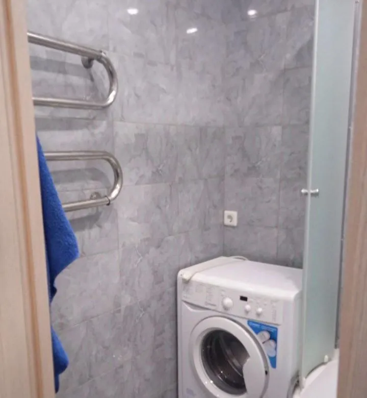 сдается двухкомнатная квартира 🌇донецк, ленинский район, ул. днепродержинского, ор-т норд📍 ✅площадь квартиры: 45м², ✅на 8 этаже, 9 этажного дома. 👍прекрасный вариант для комфортного проживания в тихом районе. ✅квартира с ремонтом ✅есть всё необходимое для жизни.   ✅район обжитой и удобный для жизни, рядом находятся школы, детские сады и больница. ✅в шаговой доступности расположены магазины, хорошая транспортная доступность. 💰цена : 30 000 ₽ ( включены к/у) более подробно можно узнать по номеру телефона: 📲☎️+7(949)440-84-70 или же телеграмм 📲☎️+7(949) 533-79-91 ан подписаться | дать объявление - фотография - 4