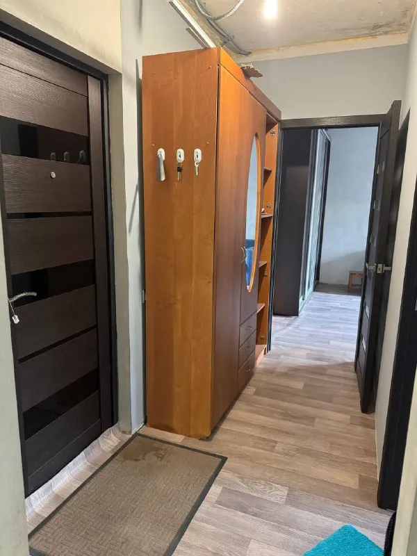 продам от собственника квартиру 🌇макеевка, кировский р-н, микрорайон строитель (ор-р к7, район рынка)📍 ✅s = 49,3 м2, 2 этаж, не угловая, зарегистрированных в квартире нет, собственник. ❗️ 💡🚰заменены все коммуникации: электропроводка, водоснабжение 🛠️выведены стены под поклейку обоев, а также готов потолок и светильники под натяжной потолок 🚪установоенные новые качественные входные и межкомнатные двери 🪟установлены новы. .. от дома сквер/аллеи/детские и спортивные площадки 🚌 близкое расположение к автостанции 🪟окна на одну сторону, комнаты не проходные, большой балкон, квартира тёплая 💧вода с высоким давлением, за счет близости к насосной станции 💰стоимость - 3 600 000 рублей, возможен разумный торг 📲☎️+7 990 272 95 72 дмитрий (ватсап, телеграмм) подписаться | дать объявление - фотография - 2