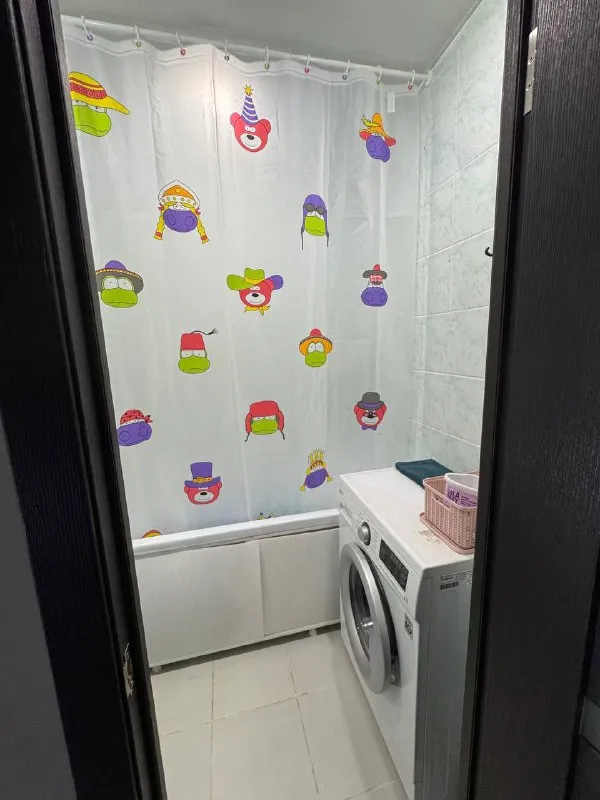 продам от собственника квартиру 🌇макеевка, кировский р-н, микрорайон строитель (ор-р к7, район рынка)📍 ✅s = 49,3 м2, 2 этаж, не угловая, зарегистрированных в квартире нет, собственник. ❗️ 💡🚰заменены все коммуникации: электропроводка, водоснабжение 🛠️выведены стены под поклейку обоев, а также готов потолок и светильники под натяжной потолок 🚪установоенные новые качественные входные и межкомнатные двери 🪟установлены новы. .. от дома сквер/аллеи/детские и спортивные площадки 🚌 близкое расположение к автостанции 🪟окна на одну сторону, комнаты не проходные, большой балкон, квартира тёплая 💧вода с высоким давлением, за счет близости к насосной станции 💰стоимость - 3 600 000 рублей, возможен разумный торг 📲☎️+7 990 272 95 72 дмитрий (ватсап, телеграмм) подписаться | дать объявление - фотография - 7