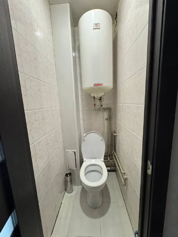 продам от собственника квартиру 🌇макеевка, кировский р-н, микрорайон строитель (ор-р к7, район рынка)📍 ✅s = 49,3 м2, 2 этаж, не угловая, зарегистрированных в квартире нет, собственник. ❗️ 💡🚰заменены все коммуникации: электропроводка, водоснабжение 🛠️выведены стены под поклейку обоев, а также готов потолок и светильники под натяжной потолок 🚪установоенные новые качественные входные и межкомнатные двери 🪟установлены новы. .. от дома сквер/аллеи/детские и спортивные площадки 🚌 близкое расположение к автостанции 🪟окна на одну сторону, комнаты не проходные, большой балкон, квартира тёплая 💧вода с высоким давлением, за счет близости к насосной станции 💰стоимость - 3 600 000 рублей, возможен разумный торг 📲☎️+7 990 272 95 72 дмитрий (ватсап, телеграмм) подписаться | дать объявление - фотография - 8