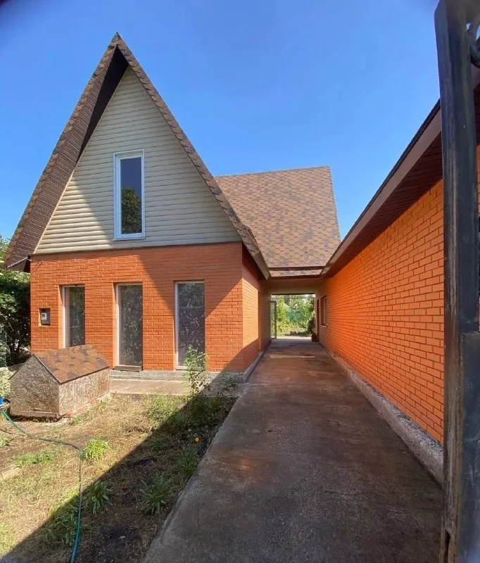 ‼️продажа дома‼️ 🏡продам дом🗺г. харцызск днр ✅участок 6 соток, трубная сторона, остановка транспорта 200 м, ставок «дружба» через дорогу, 200 метров от ростовской трассы ✅недостроенный внутри, гараж(ворота автоматические), мастерская ✅скважина, газ на участке 🧾документы внесены в росреестр 🔥собственник 💴цена: 4🍋150.000 рублей торг‼️ ☎️+7(949) 435-30-82 📨подписаться - фотография - 2