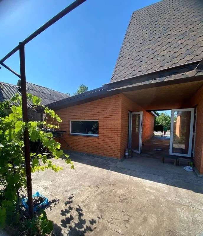 ‼️продажа дома‼️ 🏡продам дом🗺г. харцызск днр ✅участок 6 соток, трубная сторона, остановка транспорта 200 м, ставок «дружба» через дорогу, 200 метров от ростовской трассы ✅недостроенный внутри, гараж(ворота автоматические), мастерская ✅скважина, газ на участке 🧾документы внесены в росреестр 🔥собственник 💴цена: 4🍋150.000 рублей торг‼️ ☎️+7(949) 435-30-82 📨подписаться - фотография - 3