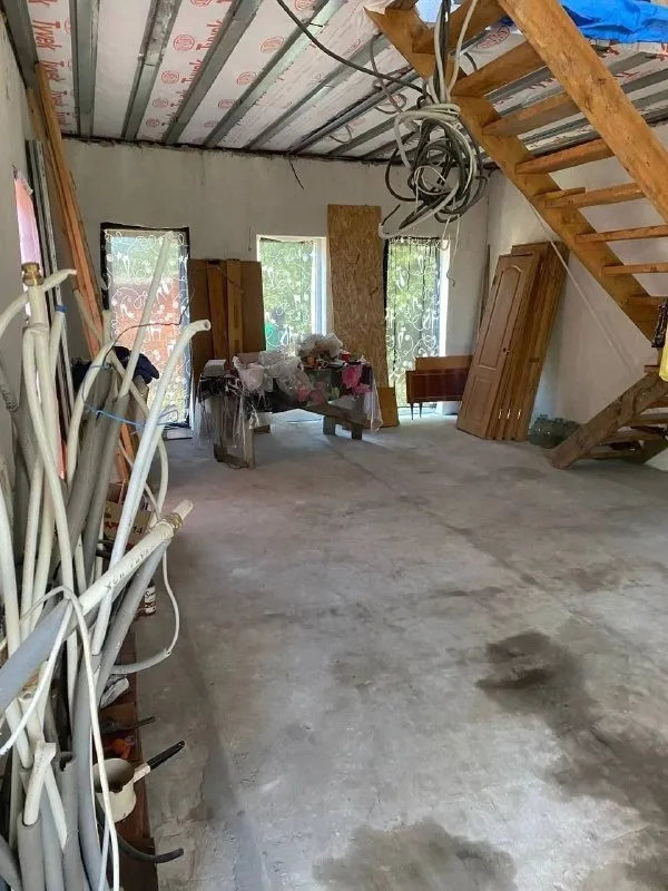 ‼️продажа дома‼️ 🏡продам дом🗺г. харцызск днр ✅участок 6 соток, трубная сторона, остановка транспорта 200 м, ставок «дружба» через дорогу, 200 метров от ростовской трассы ✅недостроенный внутри, гараж(ворота автоматические), мастерская ✅скважина, газ на участке 🧾документы внесены в росреестр 🔥собственник 💴цена: 4🍋150.000 рублей торг‼️ ☎️+7(949) 435-30-82 📨подписаться - фотография - 6