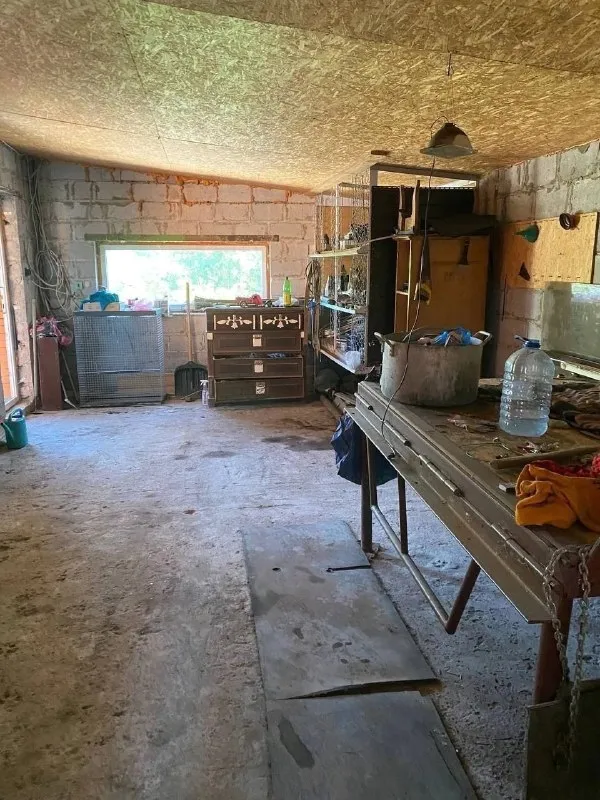 ‼️продажа дома‼️ 🏡продам дом🗺г. харцызск днр ✅участок 6 соток, трубная сторона, остановка транспорта 200 м, ставок «дружба» через дорогу, 200 метров от ростовской трассы ✅недостроенный внутри, гараж(ворота автоматические), мастерская ✅скважина, газ на участке 🧾документы внесены в росреестр 🔥собственник 💴цена: 4🍋150.000 рублей торг‼️ ☎️+7(949) 435-30-82 📨подписаться - фотография - 7