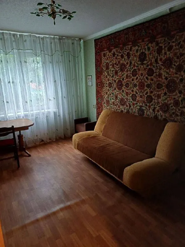 сдам двухкомнатную квартиру 🌇г. донецк, р-н ленинский📍 ✅55м² площадь ✅этаж (4/9) ✅на длительный срок !!! ✅есть лоджия с выходом из кухни, застеклена ✅ вода каждый день, стоит бочка и насос ✅возможно проживание с ребёнком. без. .. вка, чайник и стиральная машина. интернет и кабельное доступны для подключения: проводите и оплачиваете самостоятельно. ✅на входе в подъезд домофон, в доме оборудована система видеонаблюдения. ✅в шаговой доступность супермаркетов, в т. ч. один в крупном тц через дорогу, пункты выдачи заказов, автобуные остановки . есть места для парковки. рядом с домом парк и детские  площадка. 💰цена 26 тыс. рублей по просмотрам, звоните по номеру 📲☎️ +79494018647 подписаться | дать объявление - фотография - 2