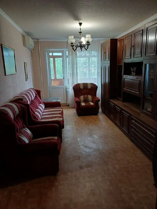 сдам двухкомнатную квартиру 🌇г. донецк, р-н ленинский📍 ✅55м² площадь ✅этаж (4/9) ✅на длительный срок !!! ✅есть лоджия с выходом из кухни, застеклена ✅ вода каждый день, стоит бочка и насос ✅возможно проживание с ребёнком. без. .. вка, чайник и стиральная машина. интернет и кабельное доступны для подключения: проводите и оплачиваете самостоятельно. ✅на входе в подъезд домофон, в доме оборудована система видеонаблюдения. ✅в шаговой доступность супермаркетов, в т. ч. один в крупном тц через дорогу, пункты выдачи заказов, автобуные остановки . есть места для парковки. рядом с домом парк и детские  площадка. 💰цена 26 тыс. рублей по просмотрам, звоните по номеру 📲☎️ +79494018647 подписаться | дать объявление - фотография - 3