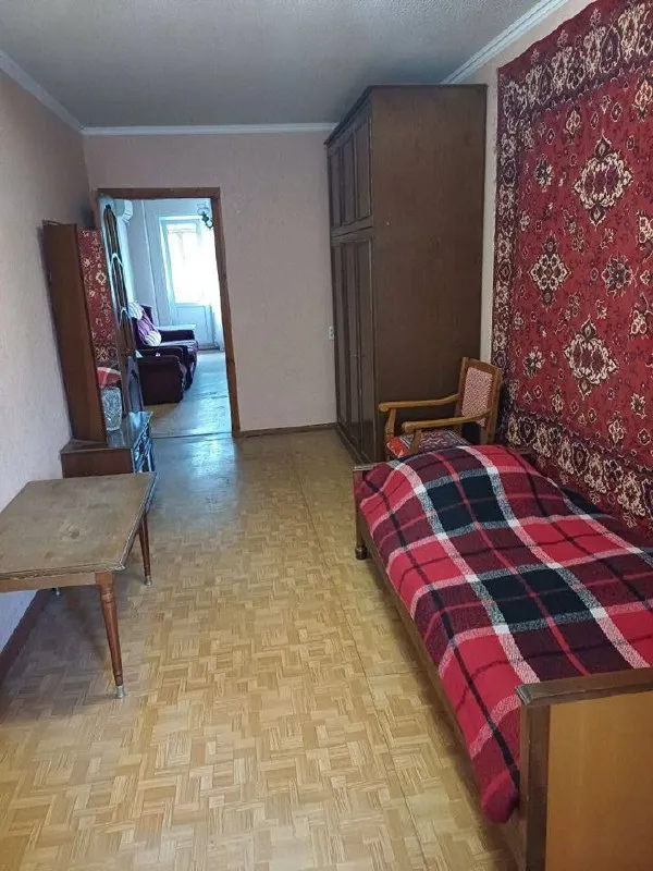 сдам двухкомнатную квартиру 🌇г. донецк, р-н ленинский📍 ✅55м² площадь ✅этаж (4/9) ✅на длительный срок !!! ✅есть лоджия с выходом из кухни, застеклена ✅ вода каждый день, стоит бочка и насос ✅возможно проживание с ребёнком. без. .. вка, чайник и стиральная машина. интернет и кабельное доступны для подключения: проводите и оплачиваете самостоятельно. ✅на входе в подъезд домофон, в доме оборудована система видеонаблюдения. ✅в шаговой доступность супермаркетов, в т. ч. один в крупном тц через дорогу, пункты выдачи заказов, автобуные остановки . есть места для парковки. рядом с домом парк и детские  площадка. 💰цена 26 тыс. рублей по просмотрам, звоните по номеру 📲☎️ +79494018647 подписаться | дать объявление - фотография - 4