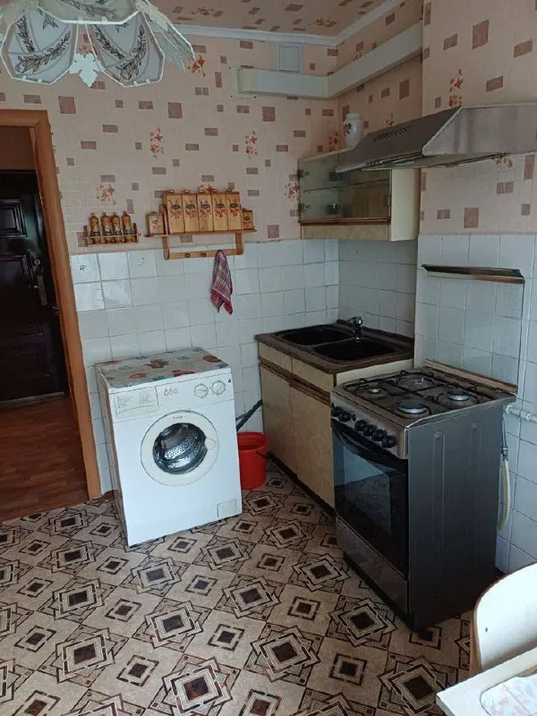 сдам двухкомнатную квартиру 🌇г. донецк, р-н ленинский📍 ✅55м² площадь ✅этаж (4/9) ✅на длительный срок !!! ✅есть лоджия с выходом из кухни, застеклена ✅ вода каждый день, стоит бочка и насос ✅возможно проживание с ребёнком. без. .. вка, чайник и стиральная машина. интернет и кабельное доступны для подключения: проводите и оплачиваете самостоятельно. ✅на входе в подъезд домофон, в доме оборудована система видеонаблюдения. ✅в шаговой доступность супермаркетов, в т. ч. один в крупном тц через дорогу, пункты выдачи заказов, автобуные остановки . есть места для парковки. рядом с домом парк и детские  площадка. 💰цена 26 тыс. рублей по просмотрам, звоните по номеру 📲☎️ +79494018647 подписаться | дать объявление - фотография - 5