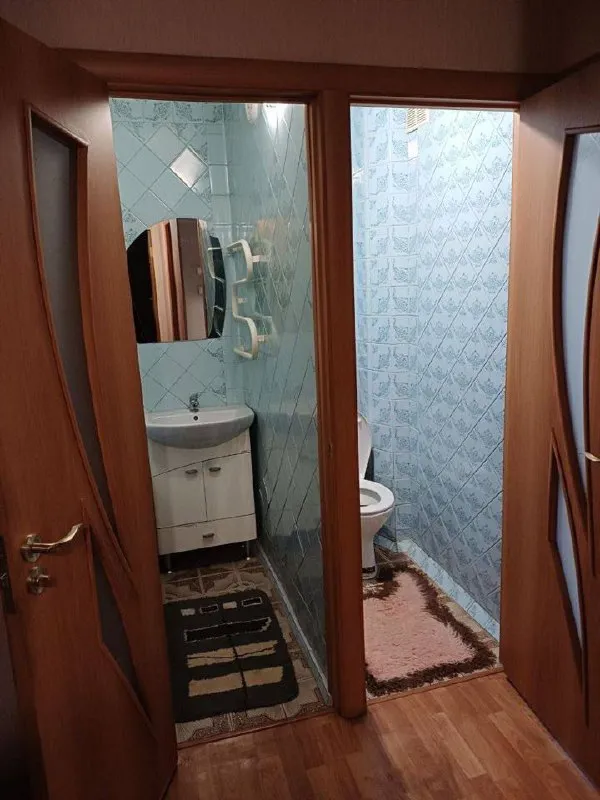 сдам двухкомнатную квартиру 🌇г. донецк, р-н ленинский📍 ✅55м² площадь ✅этаж (4/9) ✅на длительный срок !!! ✅есть лоджия с выходом из кухни, застеклена ✅ вода каждый день, стоит бочка и насос ✅возможно проживание с ребёнком. без. .. вка, чайник и стиральная машина. интернет и кабельное доступны для подключения: проводите и оплачиваете самостоятельно. ✅на входе в подъезд домофон, в доме оборудована система видеонаблюдения. ✅в шаговой доступность супермаркетов, в т. ч. один в крупном тц через дорогу, пункты выдачи заказов, автобуные остановки . есть места для парковки. рядом с домом парк и детские  площадка. 💰цена 26 тыс. рублей по просмотрам, звоните по номеру 📲☎️ +79494018647 подписаться | дать объявление - фотография - 6