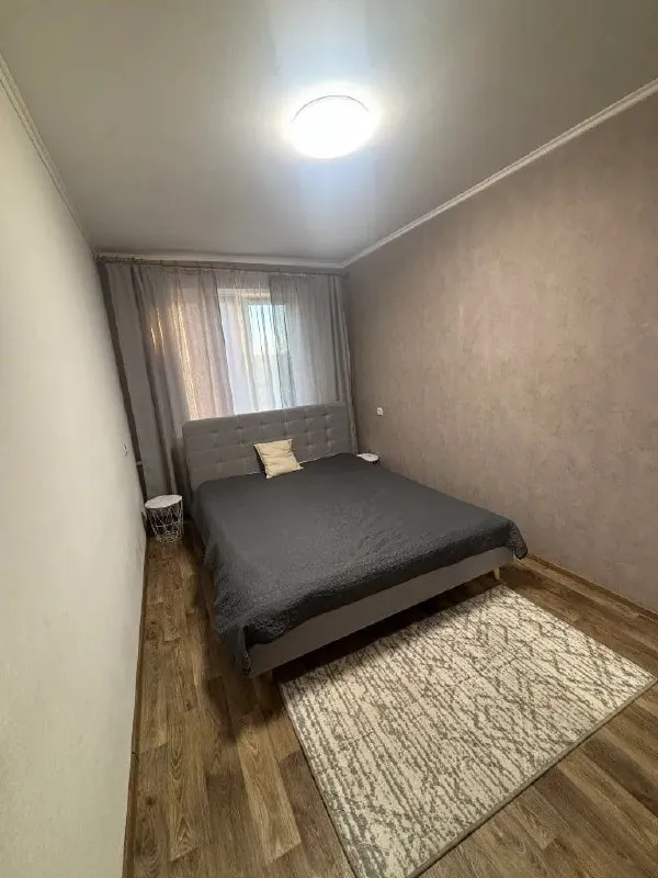 сдается однокомнатная квартира 🌇 донецк, ул. грибоедова в куйбышевском районе📍 ✅идеально подходит для одиночек или пар 🏡 о квартире:  - площадь: 45 м².   - просторная светлая кухня с современной техникой (холодильник, плита, вытяжка).   - уютная комната с новой мебелью.   - санузел в отличном состоянии, есть стиральная машина, ванна. 🛋 преимущества:  - отличное месторасположение: рядом магазины, аптеки, остановки общественного транспорта.   - окна выходят во двор, обеспечивая тишину и уют.   - подключён интернет и кабельное телевидение 💰 стоимость аренды: 22,000 рублей в месяц + счетчики (вода и электричество). требуется залог в размере месячной аренды. звоните для получения подробной информации и записи на просмотр: 📲☎️+79494018647 ан подписаться | дать объявление - фотография - 2