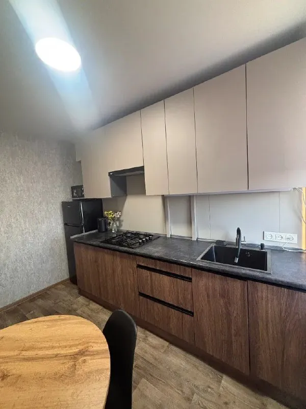 сдается однокомнатная квартира 🌇 донецк, ул. грибоедова в куйбышевском районе📍 ✅идеально подходит для одиночек или пар 🏡 о квартире:  - площадь: 45 м².   - просторная светлая кухня с современной техникой (холодильник, плита, вытяжка).   - уютная комната с новой мебелью.   - санузел в отличном состоянии, есть стиральная машина, ванна. 🛋 преимущества:  - отличное месторасположение: рядом магазины, аптеки, остановки общественного транспорта.   - окна выходят во двор, обеспечивая тишину и уют.   - подключён интернет и кабельное телевидение 💰 стоимость аренды: 22,000 рублей в месяц + счетчики (вода и электричество). требуется залог в размере месячной аренды. звоните для получения подробной информации и записи на просмотр: 📲☎️+79494018647 ан подписаться | дать объявление - фотография - 3