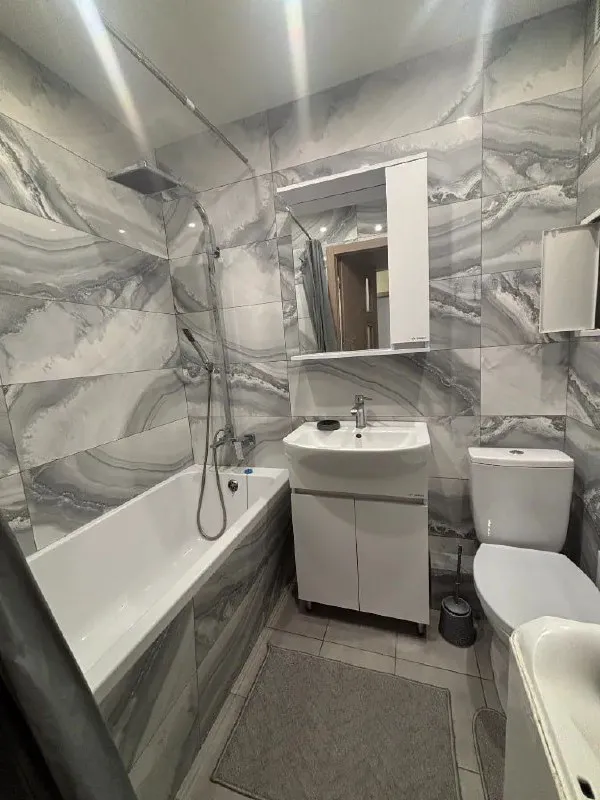 сдается однокомнатная квартира 🌇 донецк, ул. грибоедова в куйбышевском районе📍 ✅идеально подходит для одиночек или пар 🏡 о квартире:  - площадь: 45 м².   - просторная светлая кухня с современной техникой (холодильник, плита, вытяжка).   - уютная комната с новой мебелью.   - санузел в отличном состоянии, есть стиральная машина, ванна. 🛋 преимущества:  - отличное месторасположение: рядом магазины, аптеки, остановки общественного транспорта.   - окна выходят во двор, обеспечивая тишину и уют.   - подключён интернет и кабельное телевидение 💰 стоимость аренды: 22,000 рублей в месяц + счетчики (вода и электричество). требуется залог в размере месячной аренды. звоните для получения подробной информации и записи на просмотр: 📲☎️+79494018647 ан подписаться | дать объявление - фотография - 4